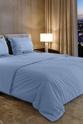 Постельное белье сатин страйп с простыней на резинке в подарочной упаковке - Голубая лаванда